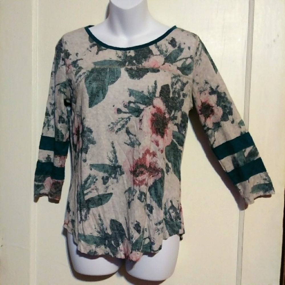 🌺BUNDLE ONLY🌺24/7MAURICES LADIES GRAY AND GREEN FLORAL TOP